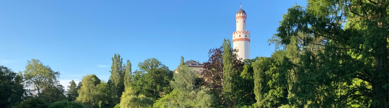 Der Weiße Turm von Bad Homburg aus dem 14. Jahrhundert ist der freistehende Bergfried der früheren Burg Hohenberg und das Wahrzeichen der Stadt Bad Homburg vor der Höhe.